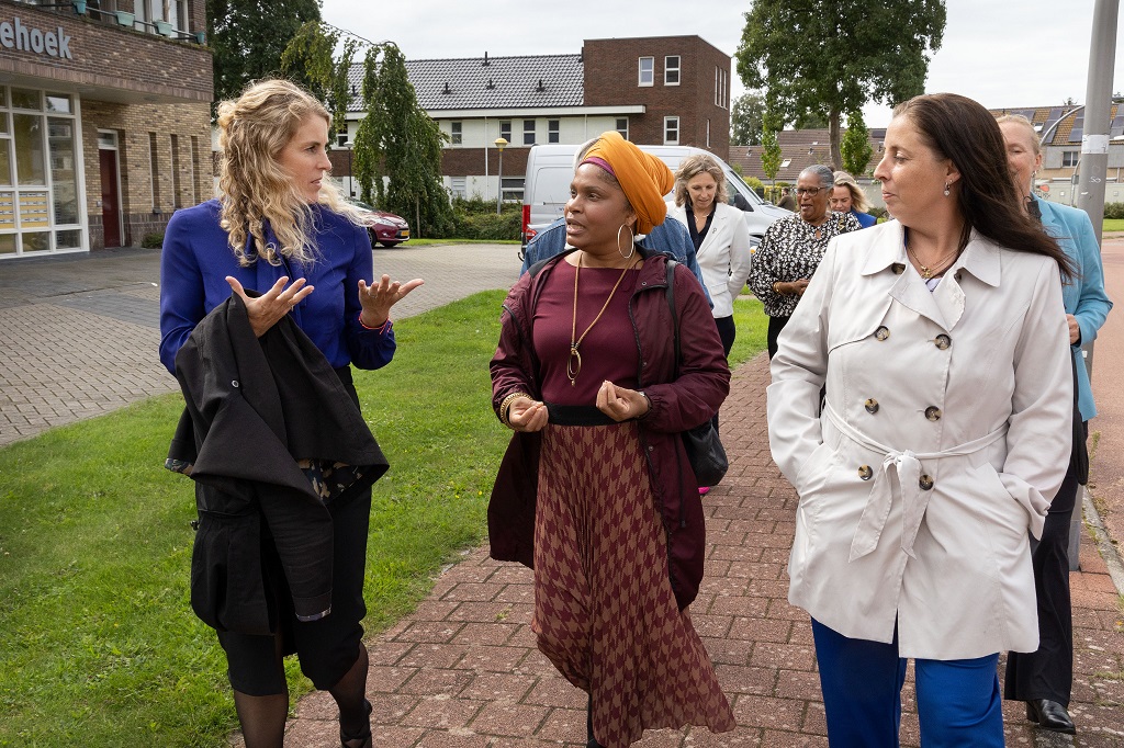 Staatssecretaris Vicky Maeijer praat tijdens een wandeling met inwoners van Lelystad over eenzaamheid