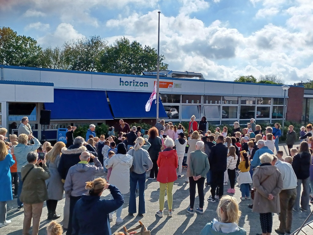 Op het schoolplein van basisschool De Horizon zijn kinderen, hun grootouders en buurtbewoners bijeengekomen voor de start van de Week tegen Eenzaamheid in Lelystad