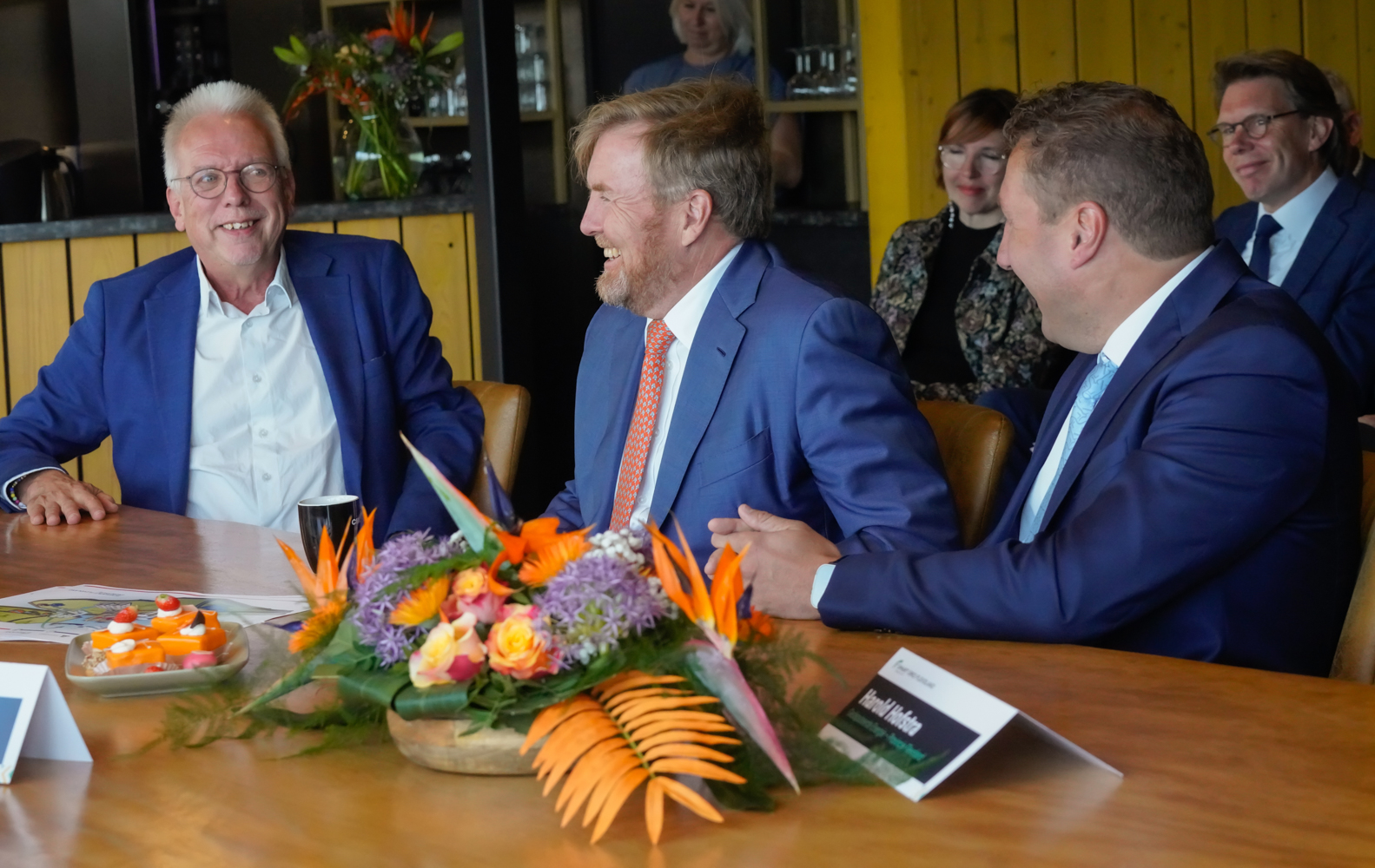 Koning Willem-Alexander in gesprek met wethouder Sjaak Kruis