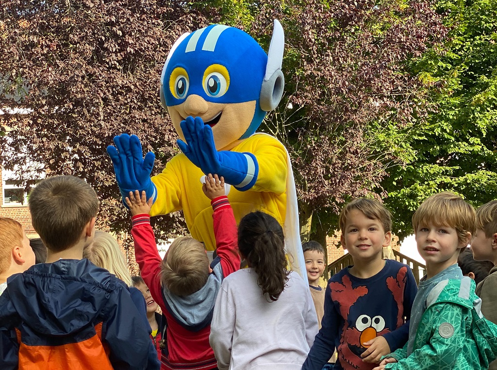 Leerlingen van De Tjotter krijgen een high five van de mascotte