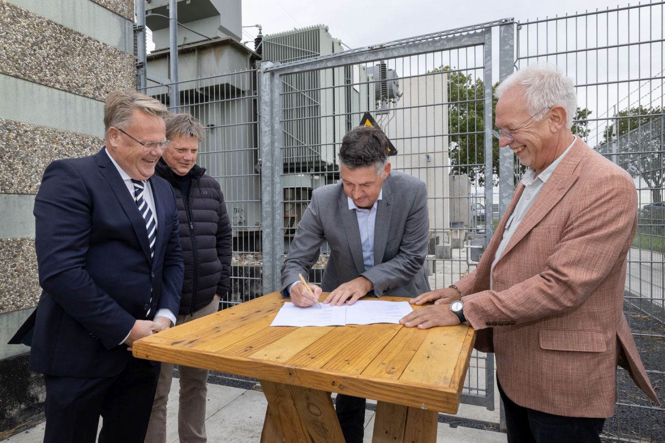 Gemeente Lelystad en de bedrijven Marfo, McCain en Equans ondertekenen de intentieovereenkomst. 