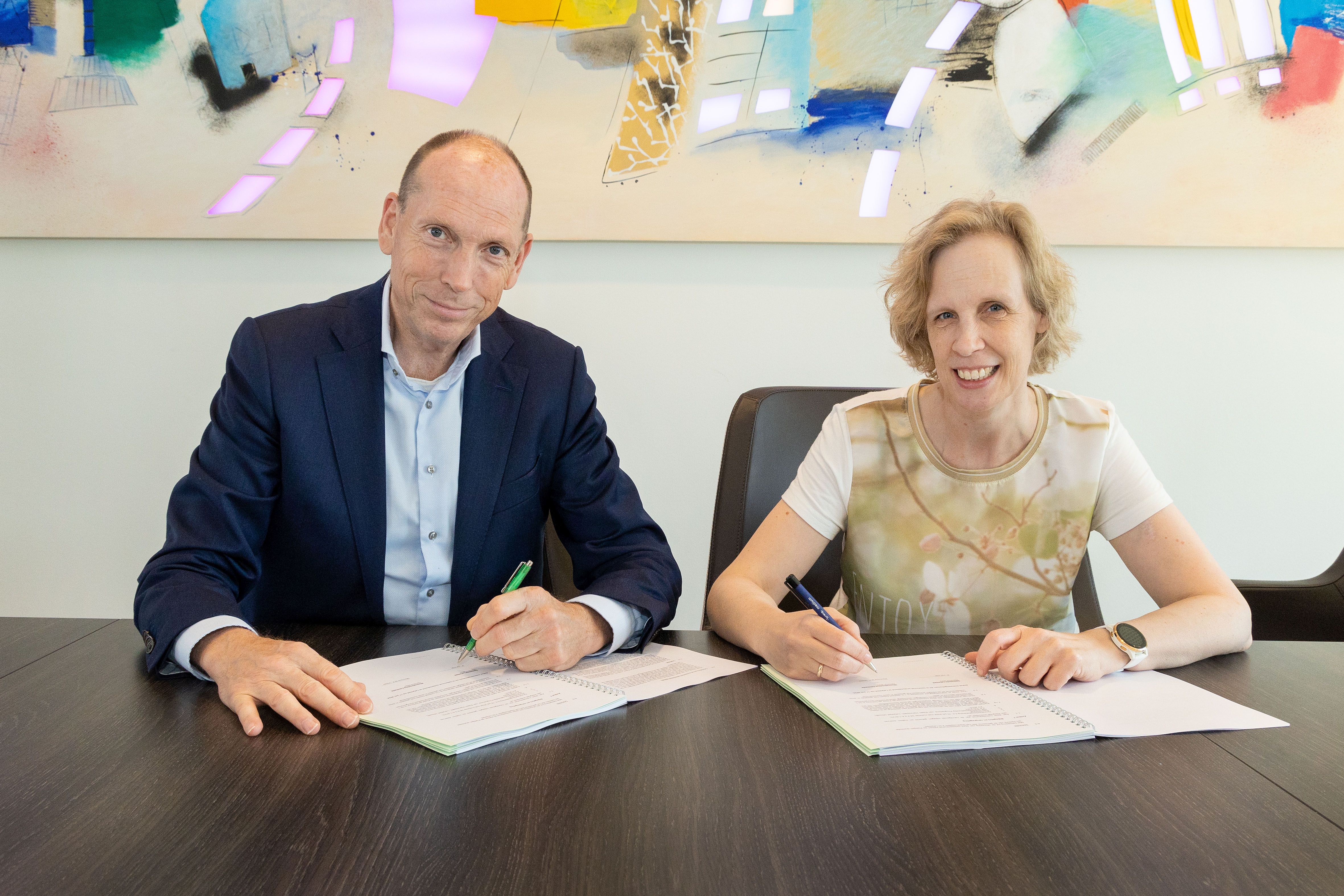 Ondertekening van de koopovereenkomst van Centrada