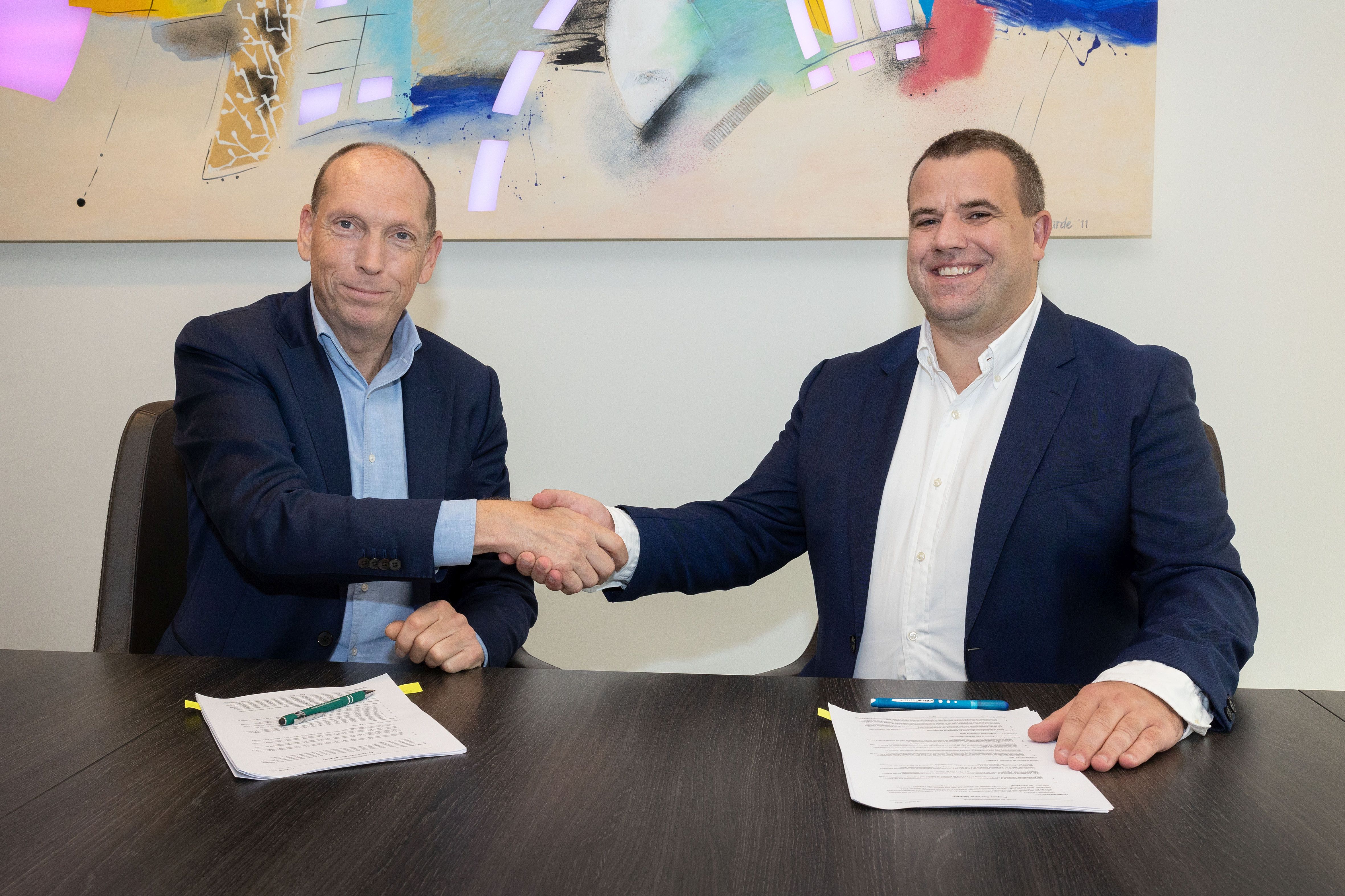 Wethouder Piet van Dijk (links) en Sjuul Stappers, directeur Verwelius zetten hun handtekening onder de koop- en realisatie overeenkomst. Foto: Fotostudio Wierd