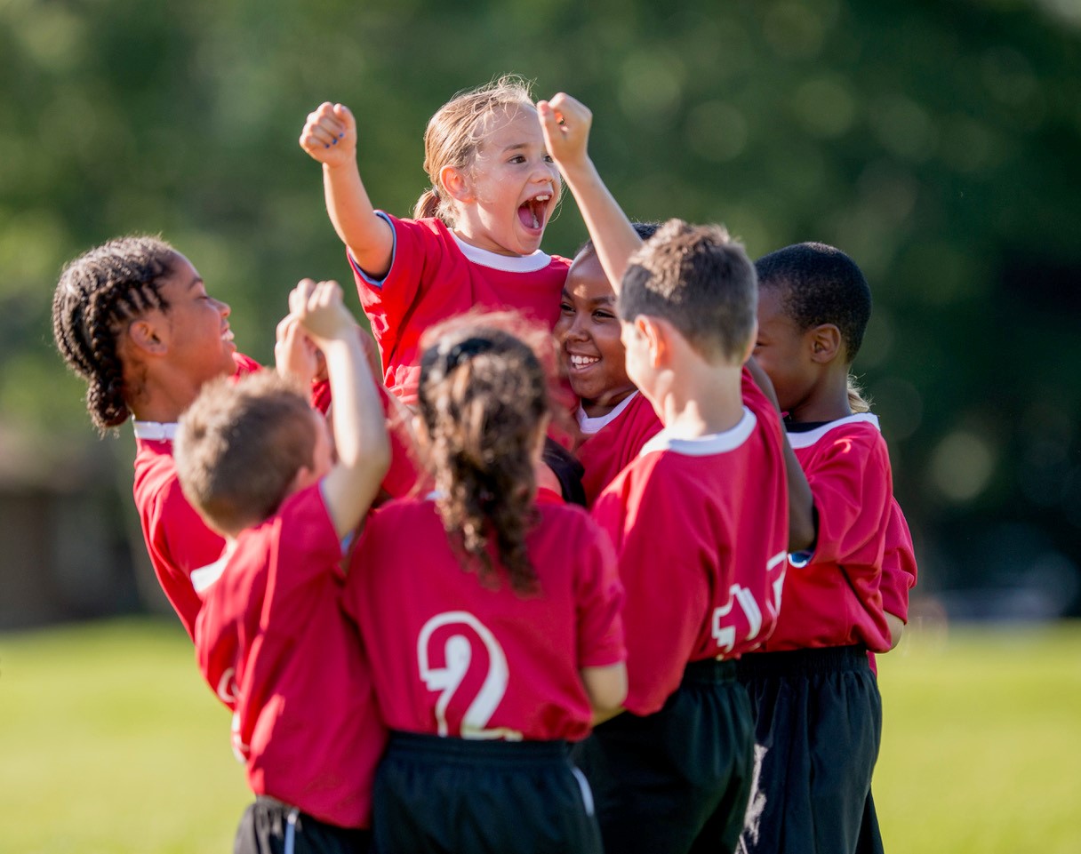 Juichende kinderen die samen sporten